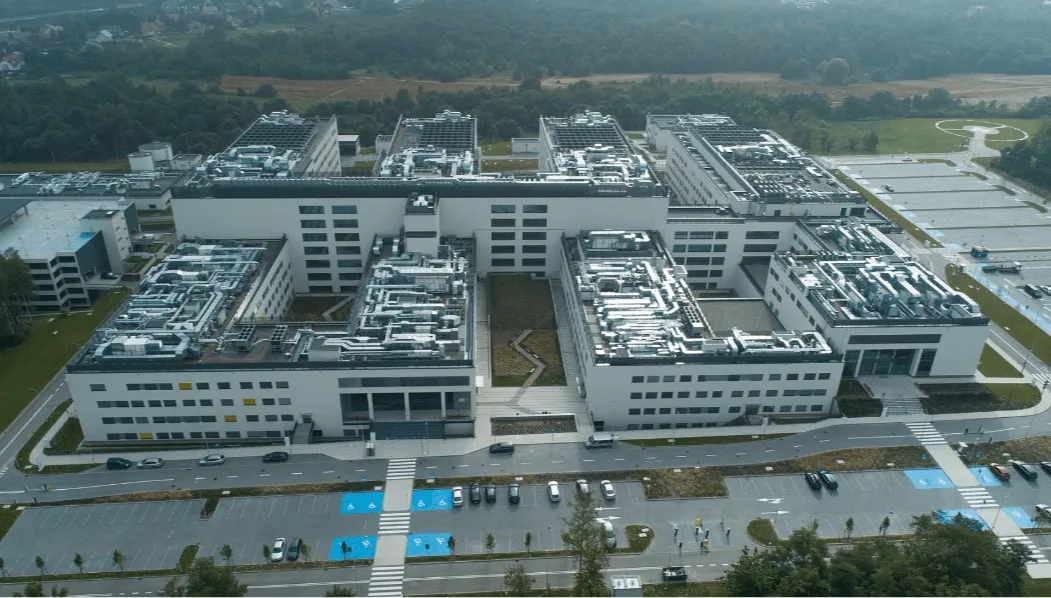 Największy szpital w Polsce szczepi personel