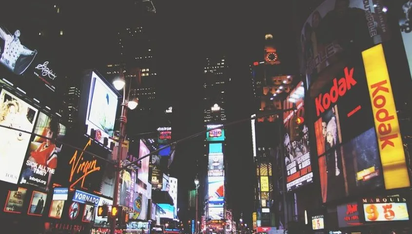 Confetti z życzeniami na opustoszałym Times Square. Nietypowy sylwester w Nowym Jorku