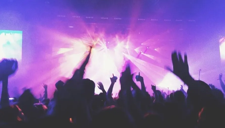 Nawet tysiąc osób na imprezie sylwestrowej. Uczestnicy rave party zabarykadowali wejście kamieniami
