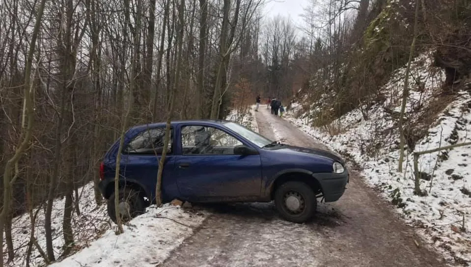 Górę usiłował zdobyć autem. Pomysł i pojazd... porzucił