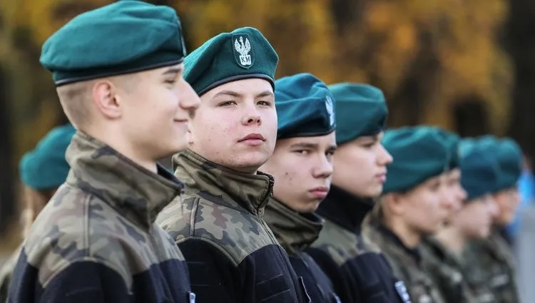 Paramilitarni instruktorzy wesprą szkolenie klas mundurowych