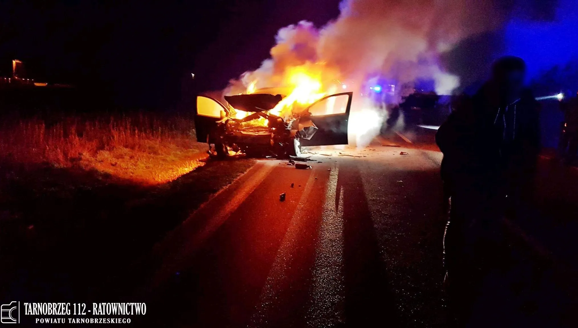 Zmasakrowany radiowóz, volkswagen w płomieniach. Dramatyczny finał nocnego pościgu [ZDJĘCIA]