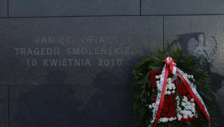 Uczczono pamięć ofiar katastrofy smoleńskiej. Uroczystość zakłócali prowokatorzy z... wiadrem parówek