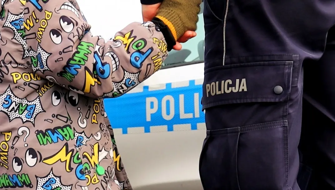 Czterolatek niezauważony wyszedł z przedszkola. Znaleziono go przy ruchliwej drodze