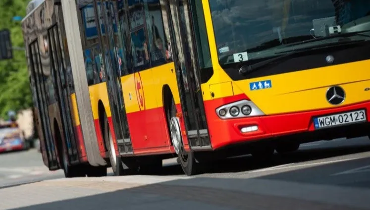 Warszawa: Autobus... zapadł się pod ziemię