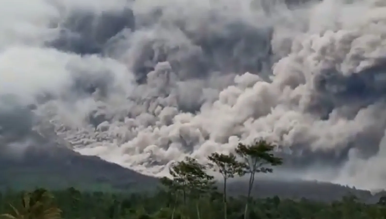 Erupcja wulkanu na Jawie. Potężna chmura pyłów spowiła region w ciemności