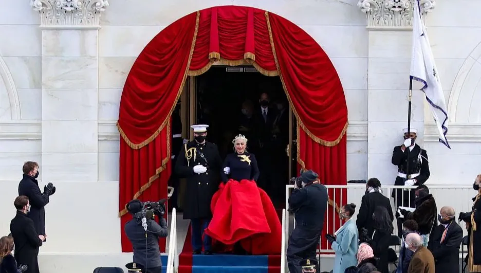 Lady Gaga w hymnie podczas inauguracji Bidena. Na piersi - gołąb z gałązką oliwną