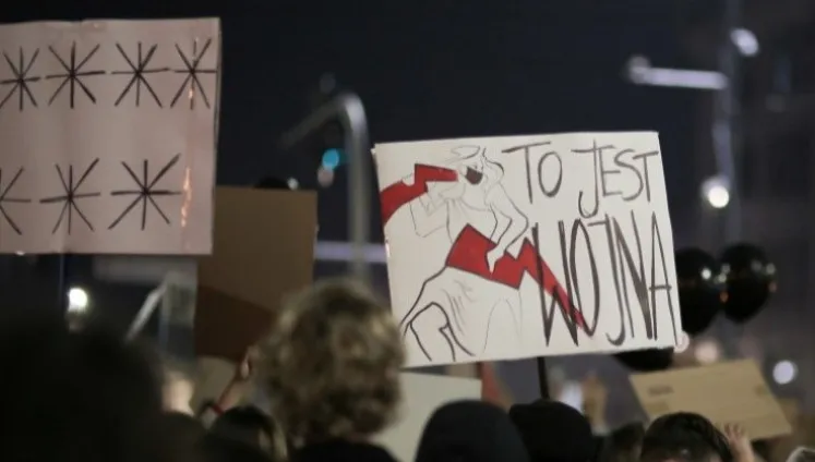 Ataki na policjantów - jeden uderzony puszką w głowę. Sporo zatrzymań po proteście Strajku Kobiet