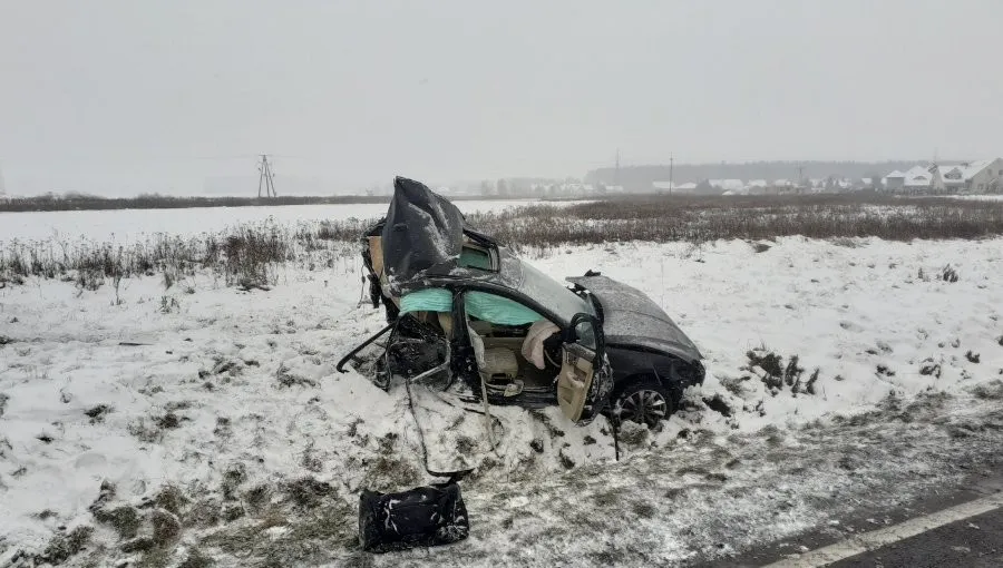 Samochód niemal rozpadł się na dwie części. 21-latek z zarzutami po śmiertelnym wypadku