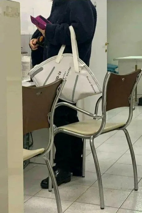 A maseczkę ma?