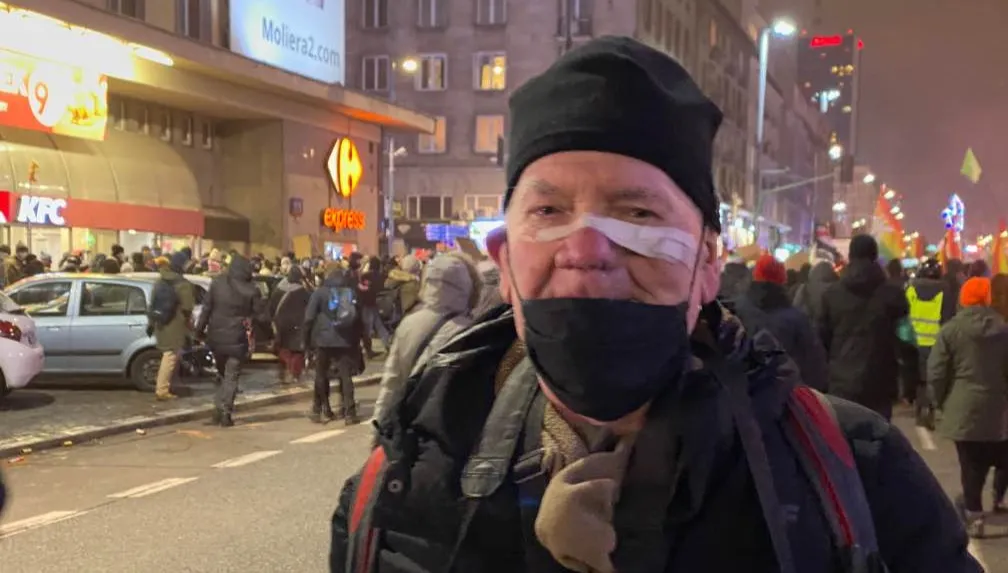 Tomasz Gutry znów z obiektywem na ulicach. Podczas Marszu Niepodległości otrzymał postrzał