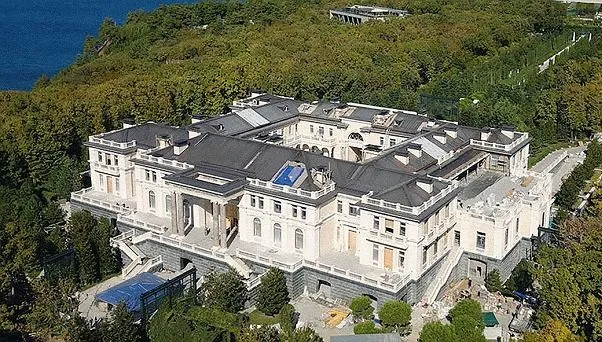 Kreml tłumaczy się z pełnego przepychu pałacu. I... już nie Putin jest właścicielem