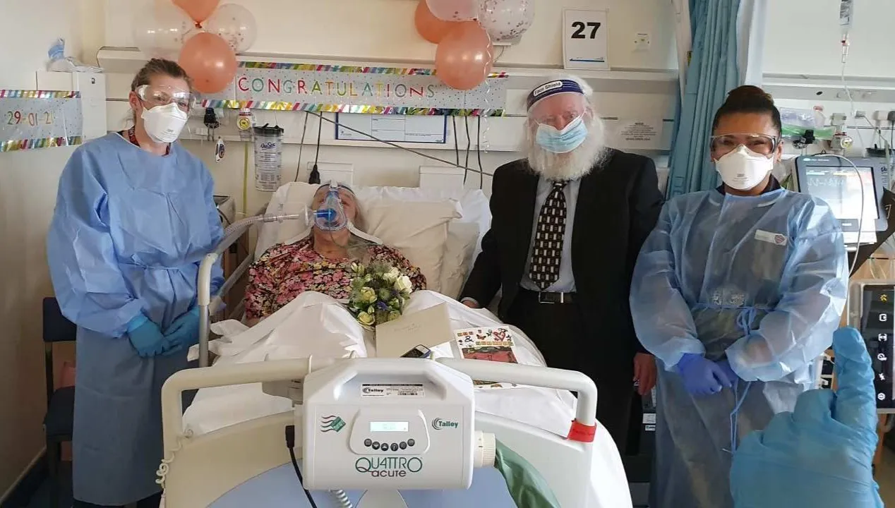 Miłość w czasach zarazy. Para seniorów wzięła ślub na szpitalnym oddziale Covid-19!
