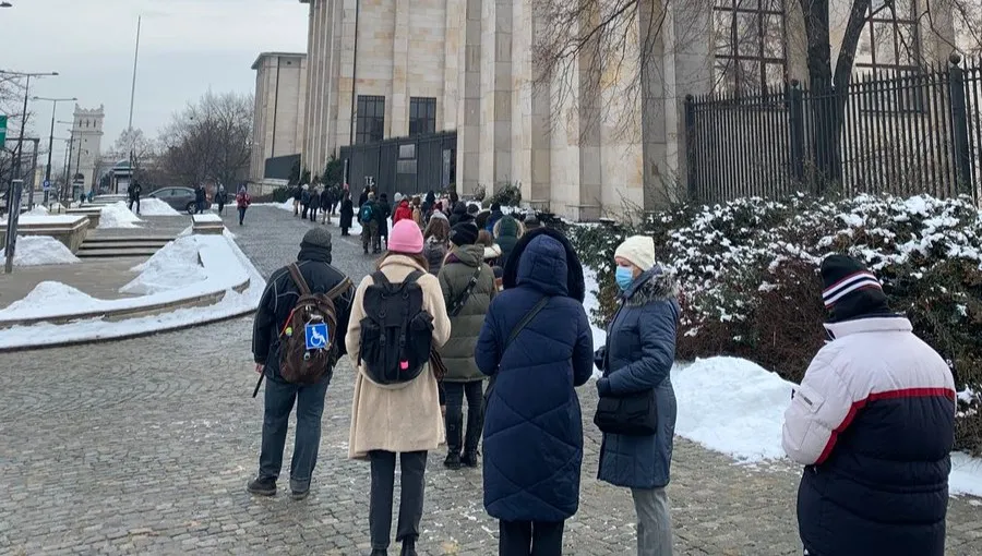 Kolejka zwiedzających do Muzeum Narodowego