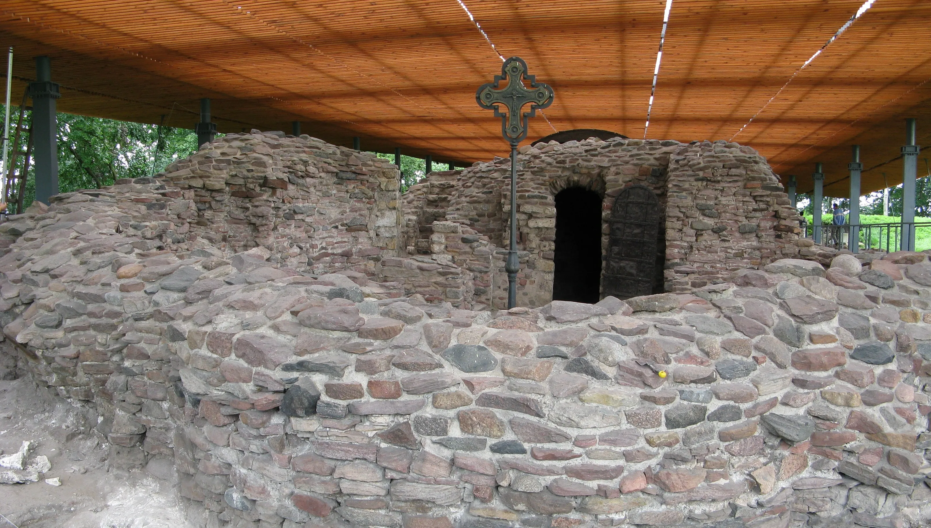 Tu swoją siedzibę miał Mieszko I. Kiedy zbudowano palatium na Ostrowie Lednickim?