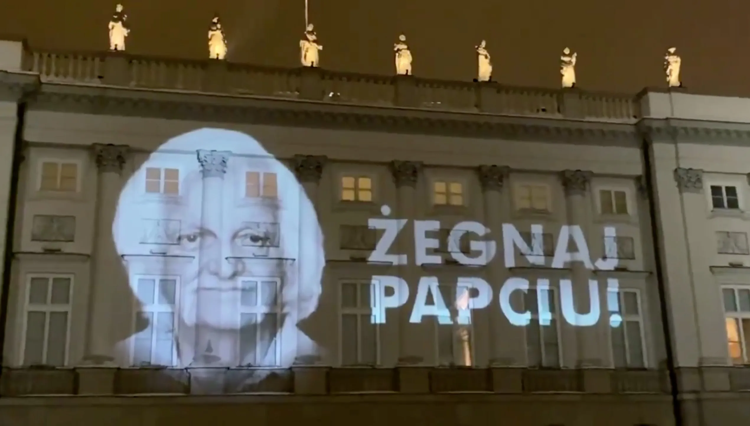 "Żegnaj Papciu!". Iluminacja rozświetliła Pałac Prezydencki
