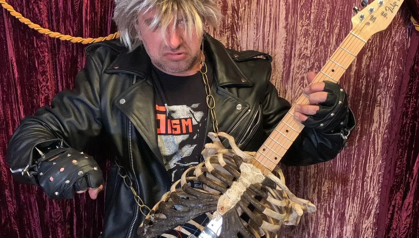Z kości wujka zrobił... gitarę! Muzyk: Cieszy się z nowego "metalowego" wcielenia. WIDEO