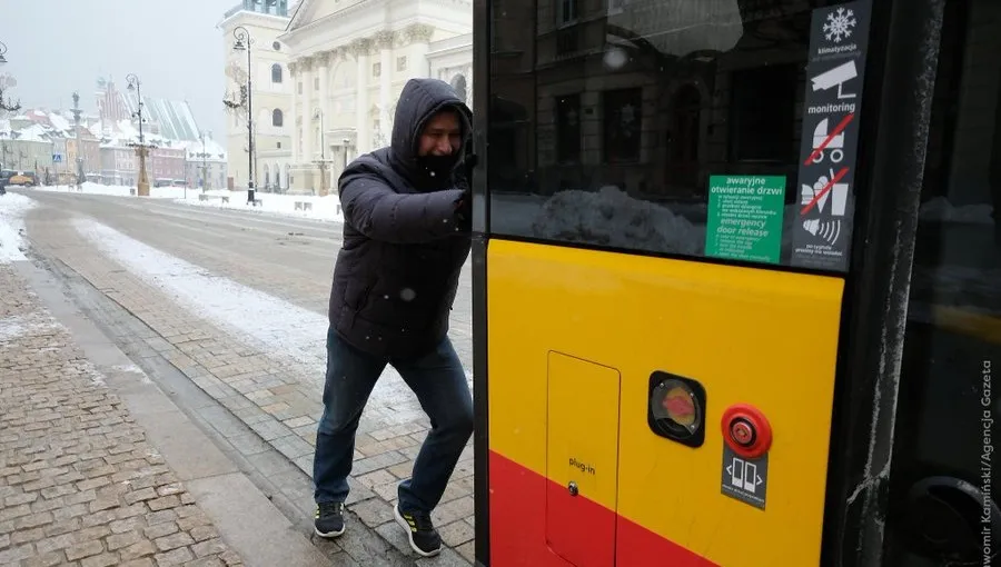 Białorusin pomagał pchać autobus, Trzaskowski go nagrodził. Internauci: A co z dziennikarzem TVN?