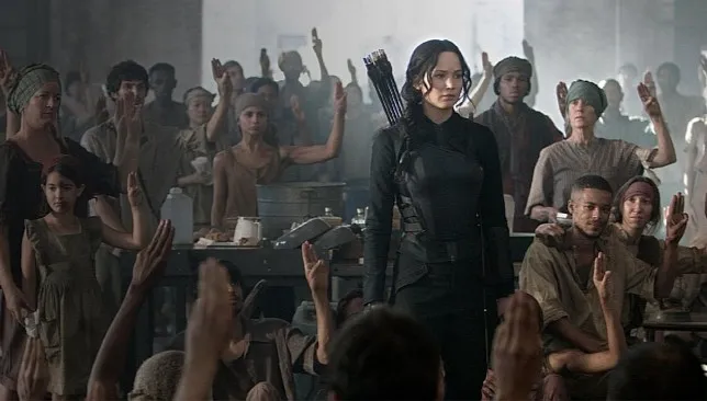 Gest rebeliantów z filmu „Igrzyska śmierci” symbolem oporu przeciw dyktaturze!