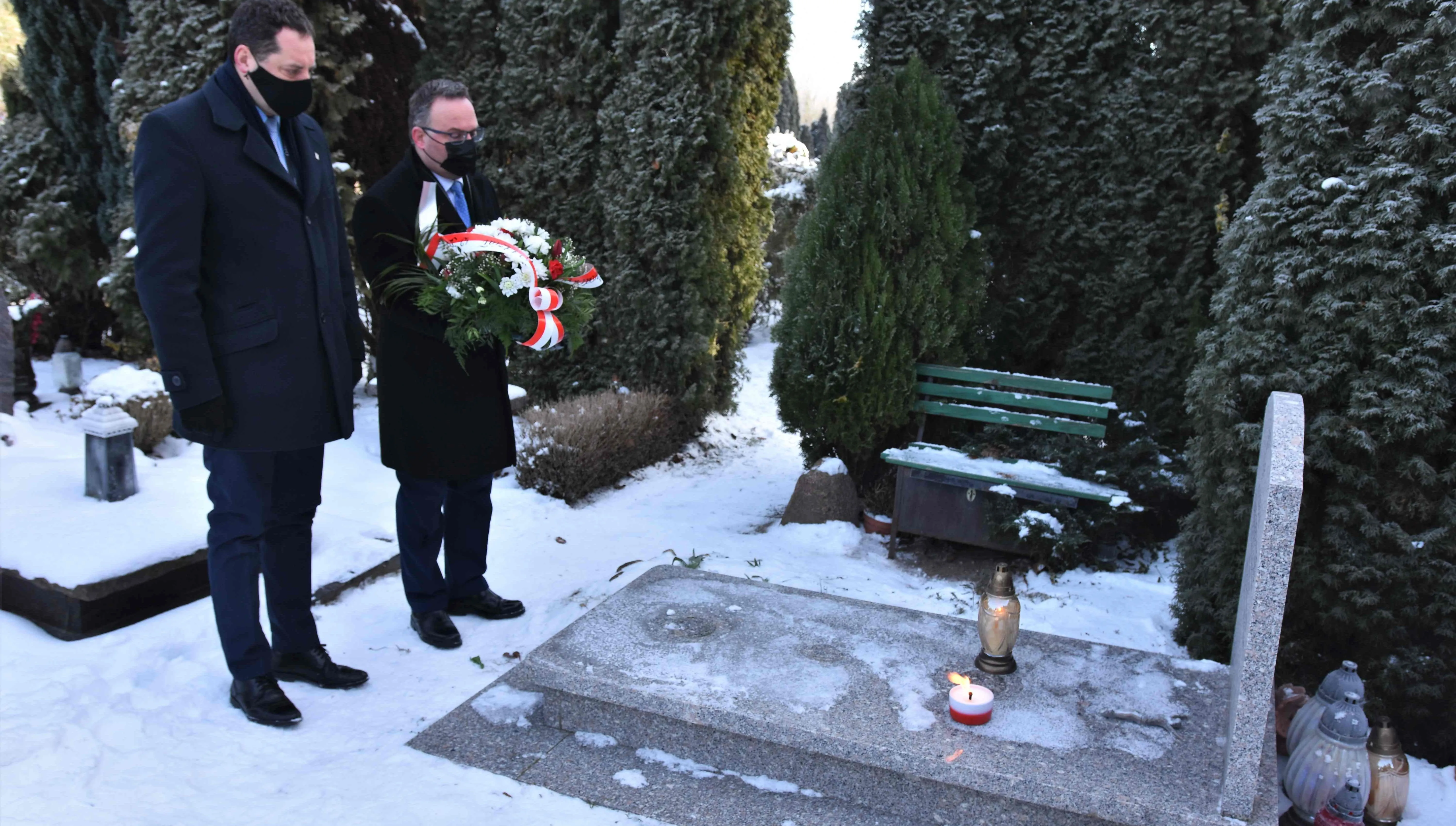 Szczecin: kwiaty na grobach cichociemnych