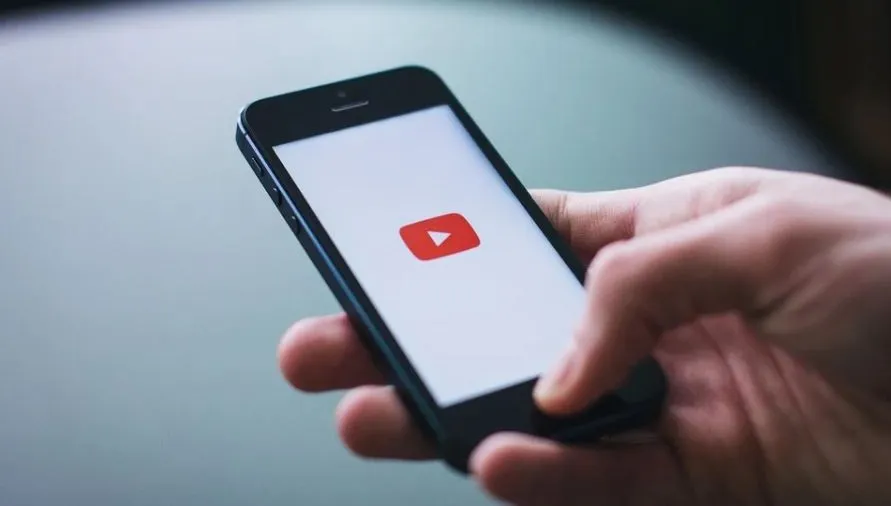 10-latka z Ukrainy wywiesiła ogłoszenie... na słupie. Teraz jest gwiazdą internetu!