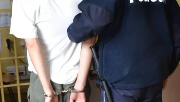 Zaatakował nożem policjantów, trafił do aresztu