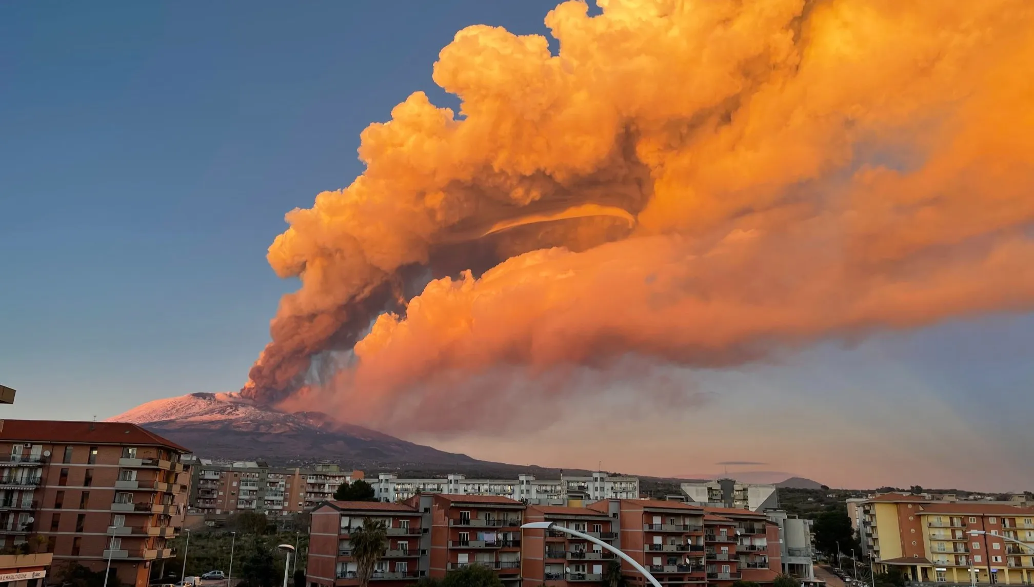 Widowiskowa erupcja Etny na Sycylii. Z krateru wulkanu wypływają ogromne ilości lawy!