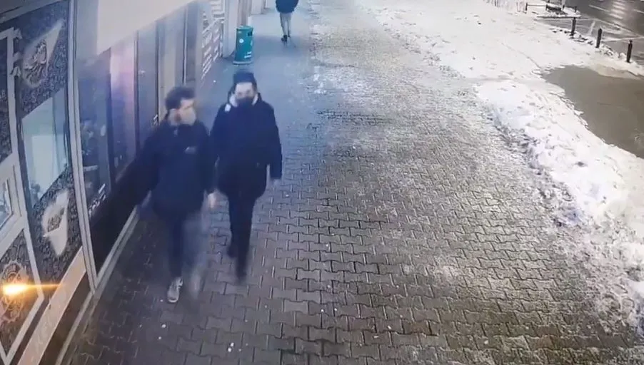 Zdewastowali drzwi zabytkowego kościoła. Policja szuka sprawców i publikuje nagranie