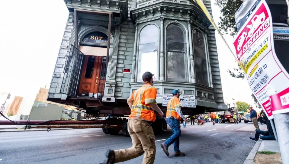 Dwupiętrowa zabytkowa willa przejechała ulicami San Francisco. Groziło jej wyburzenie