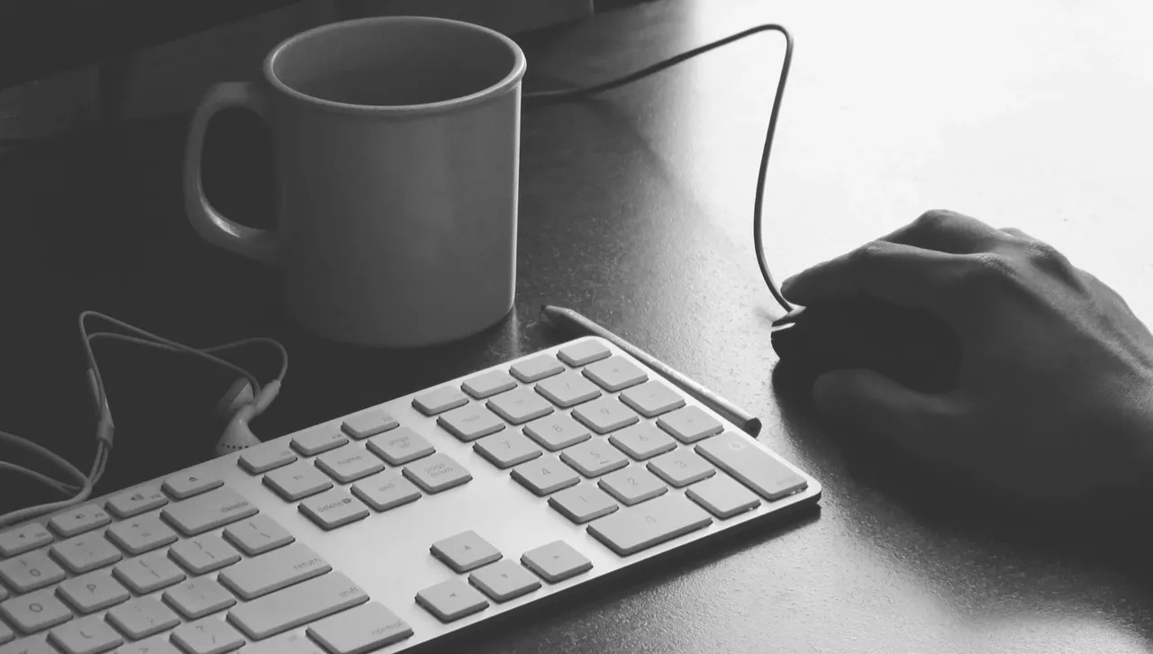 Przez internetowych oszustów stracili ponad 200 tys. zł
