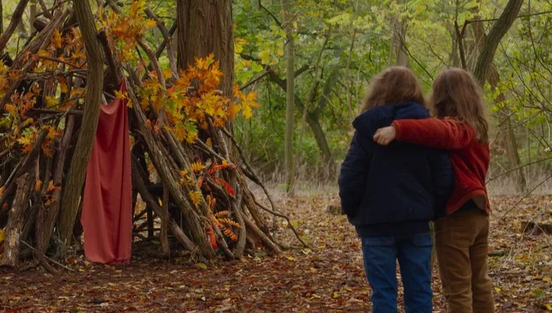 "Petite Maman" - filmowy wehikuł czasu