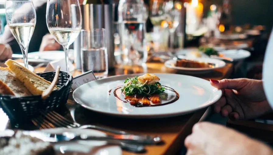 W tych stanach wzrósł odsetek liczby zgonów na Covid-19. We wszystkich otwarto restauracje