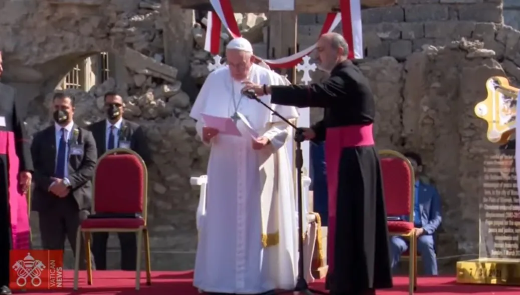 Niezwykła modlitwa Franciszka w zniszczonym wojną Mosulu. "Braterstwo silniejsze niż bratobójstwo"