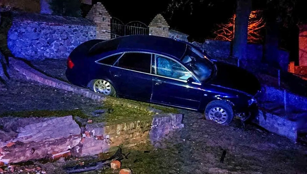 Pijany kierowca zawisł na schodach