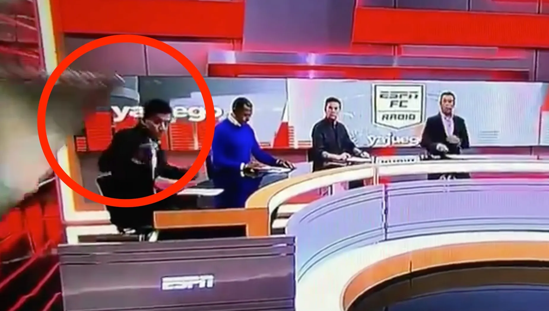 Chwile grozy w studiu telewizyjnym. Ogromny ekran runął na dziennikarza