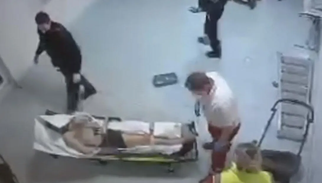 Skandal po wycieku zapisu monitoringu. Sanitariusz uderzył przywiązanego do noszy Syryjczyka