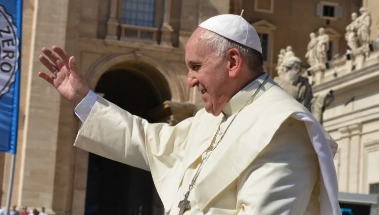 Dylemat papieskich krawców. Na co przypiąć pelerynkę Franciszka?