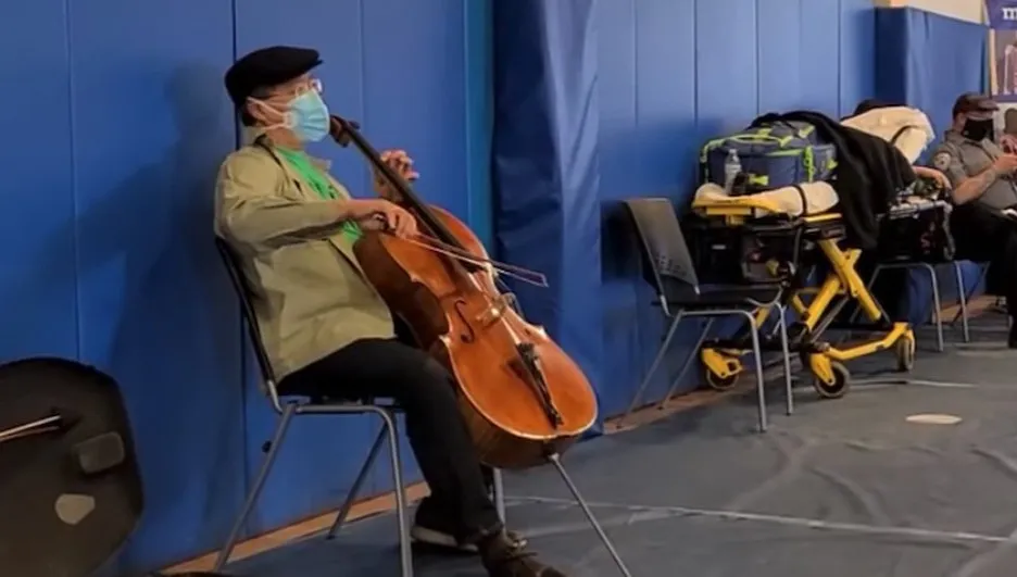 Niezwykłe podziękowania za szczepionkę. Światowej sławy wiolonczelista zagrał niespodziewany koncert!