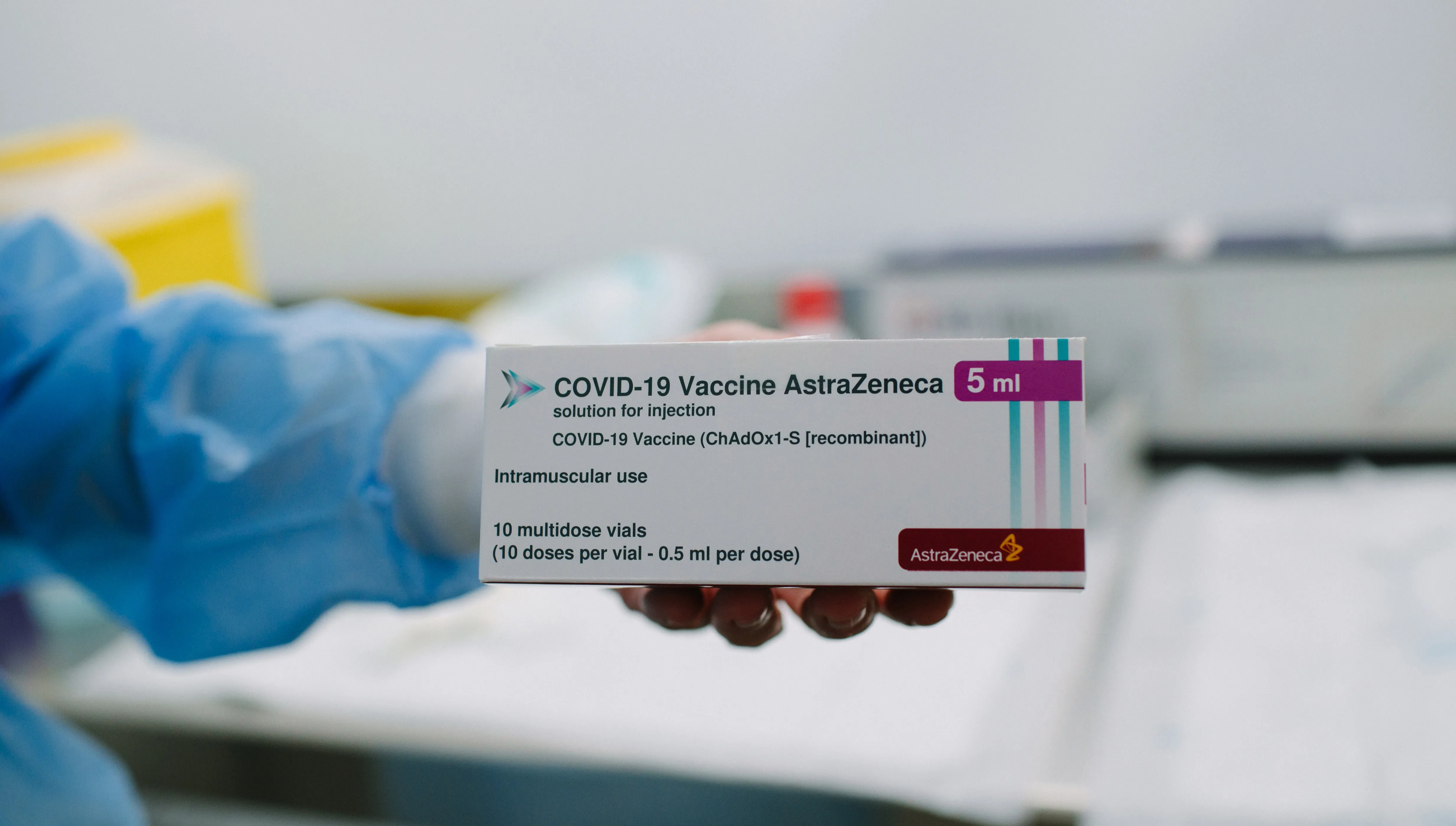 W części państw zawieszono szczepienie preparatem AstraZeneca. Dworczyk nie wyklucza, że to efekt brutalnej walki