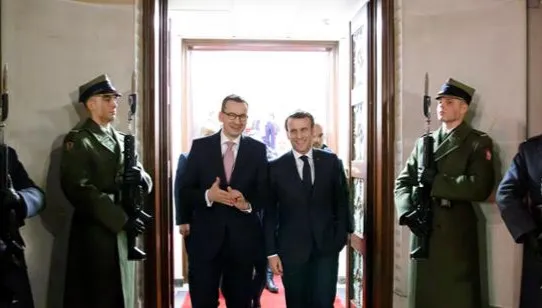 Premier Morawiecki przybył do Paryża na spotkanie z prezydentem Francji