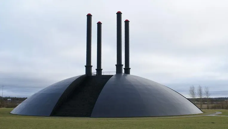Śmierć w kominie instalacji artystycznej
