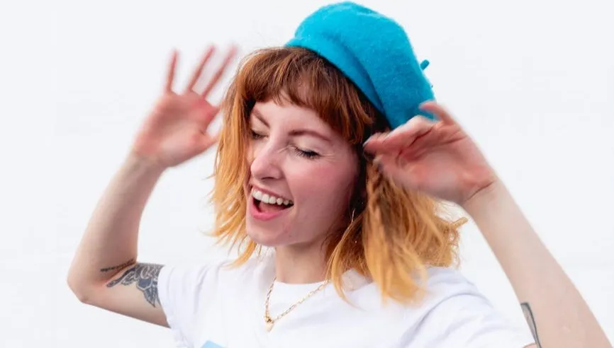 Minikoncerty i pokazy tańca pod domami samotnych seniorów. Na topie - kuduro i afro-house