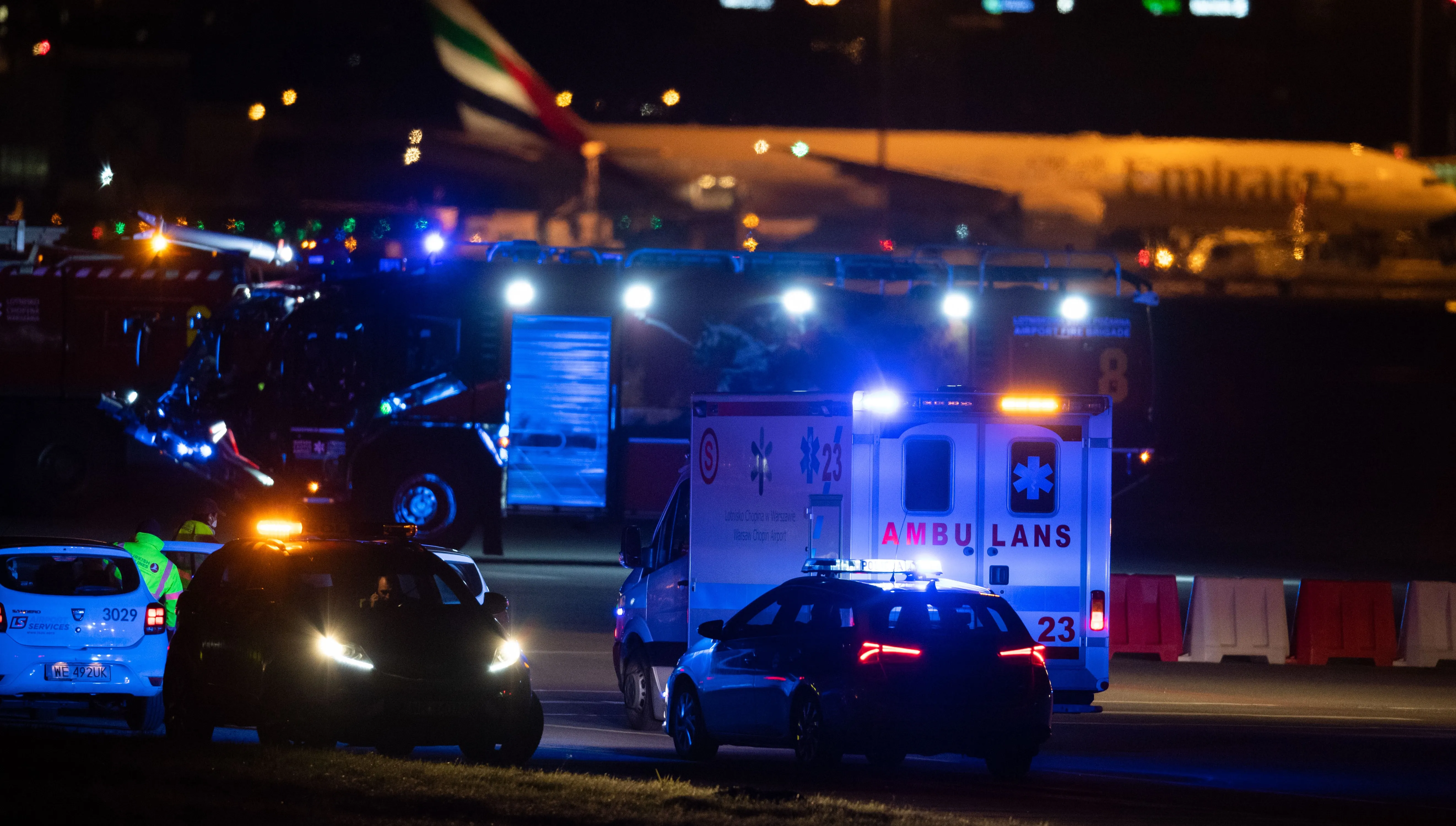 Alarm bombowy na Okęciu. Ewakuowano ponad 100 osób. Zobacz NASZĄ FOTORELACJĘ z akcji służb