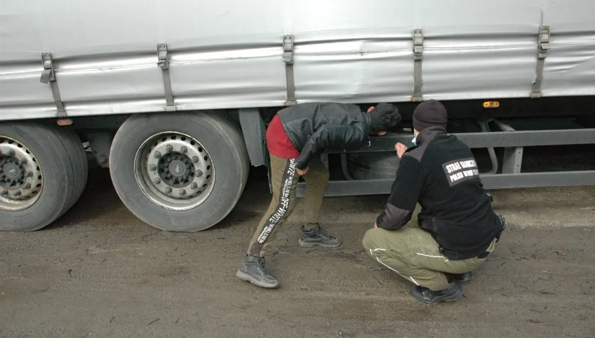 Nielegalni migranci pod naczepą tira