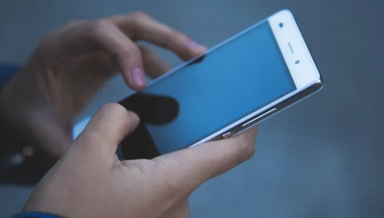 Przechodzisz przez jezdnię wpatrzony w telefon? Od czerwca będzie za to mandat!