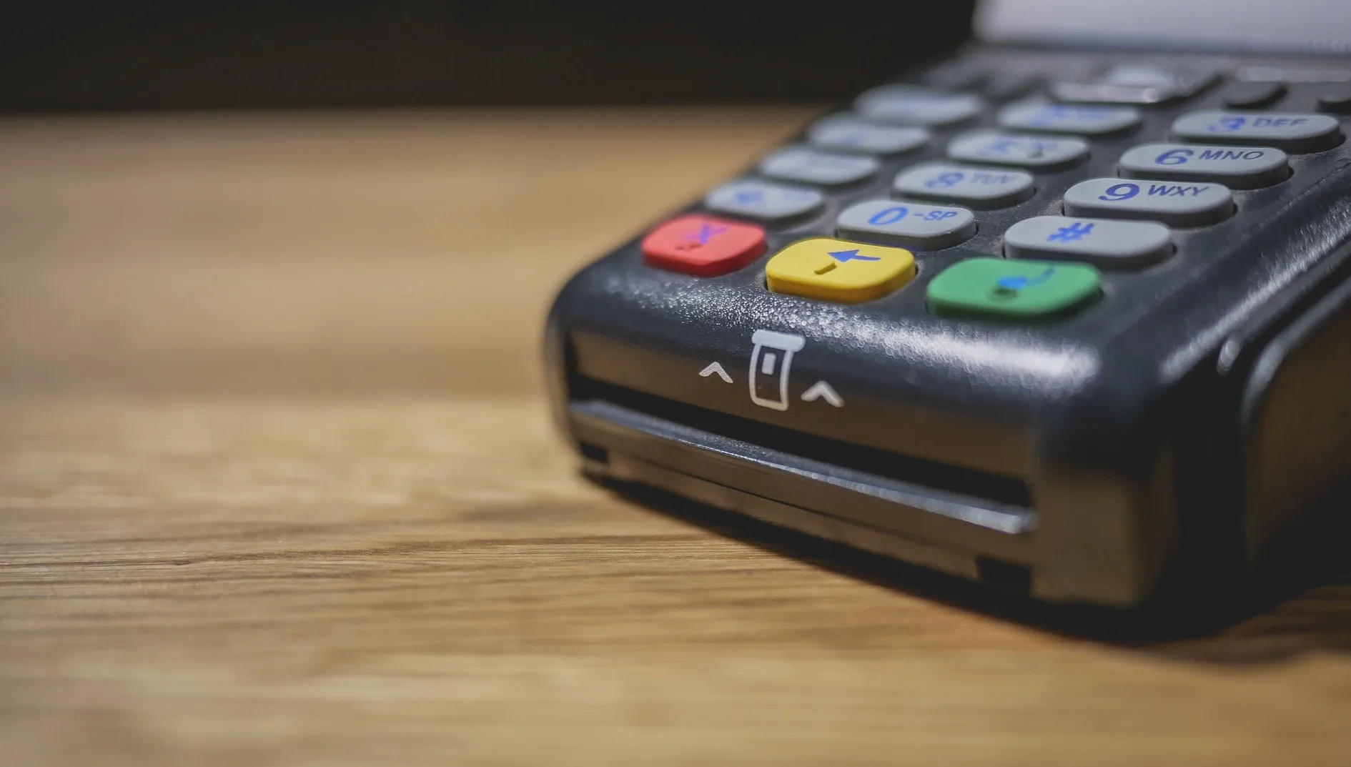 Kilkanaście razy płacił znalezioną kartą