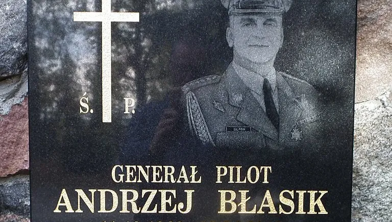 Mundur generała Błasika - Tomasz Łysiak na 11. rocznicę tragedii smoleńskiej