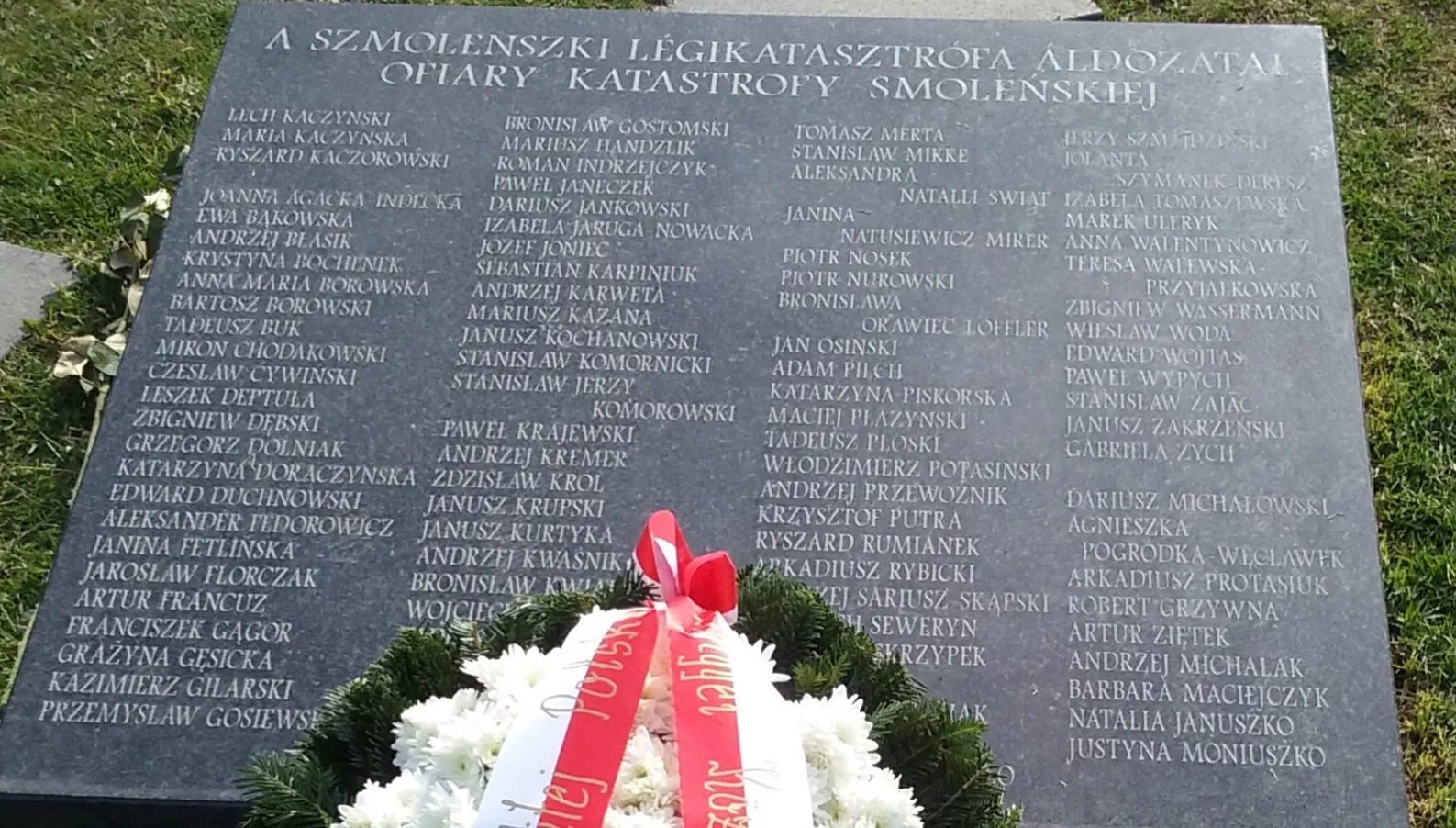 Uroczystości pod pomnikiem Memento-Smoleńsk na Węgrzech. Na miejscu ambasador RP Jerzy Snopek