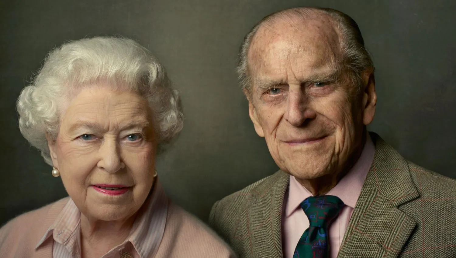 Przed Pałacem Buckingham Brytyjczycy oddają hołd księciu Filipowi. "Przynajmniej tyle możemy zrobić dla królowej"