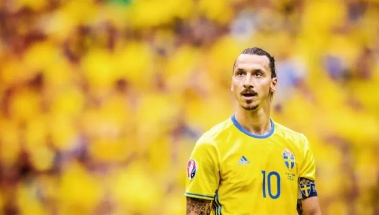 Ibrahimovic w restauracji, bez maseczki, popijał wino. Zdjęcie wywołało burzę